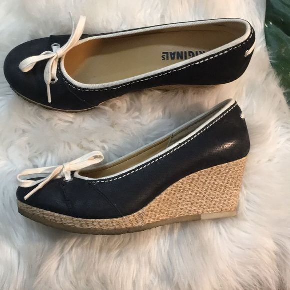 Clarks Shoes - CLARKS wedge with bow tie detail, size 10